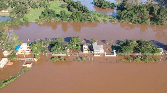 Imagem representativa de lonas, telhas e cumeeiras para assistência humanitária