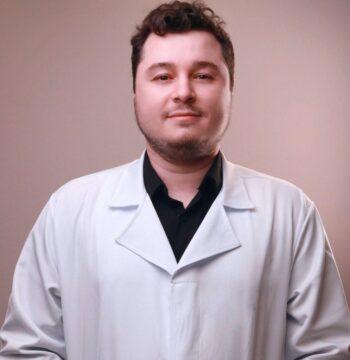 Neuropediatra em consulta com criança