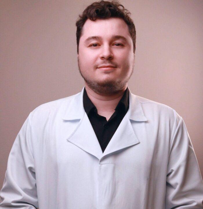 Neuropediatra em consulta com criança