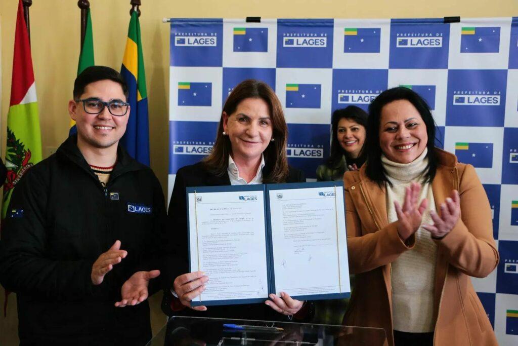 Prefeita Carmen Zanotto - piso do magistério e abono salarial