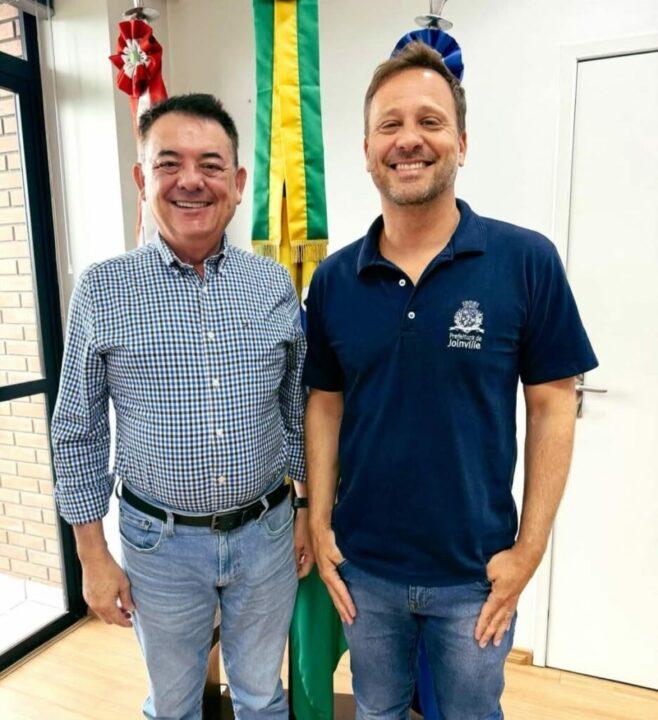 Imagem da vice-prefeita Rejane Gambin com outros políticos locais