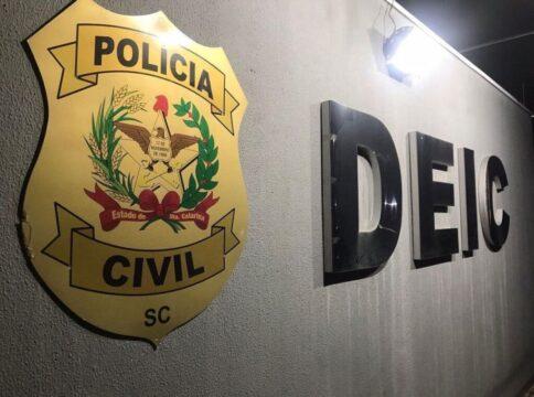 Homem condenado sendo preso pela Polícia Civil de SC