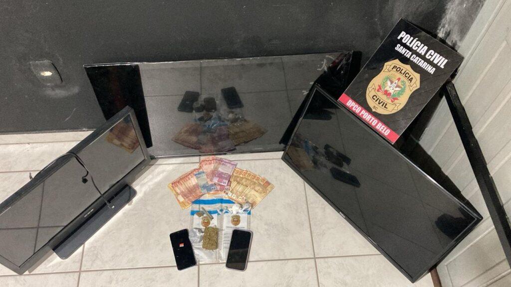 Homem sendo detido pela Polícia