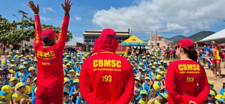Crianças participando do Programa Golfinho na Praia de Fora