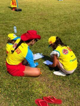 Crianças aprendendo sobre segurança aquática