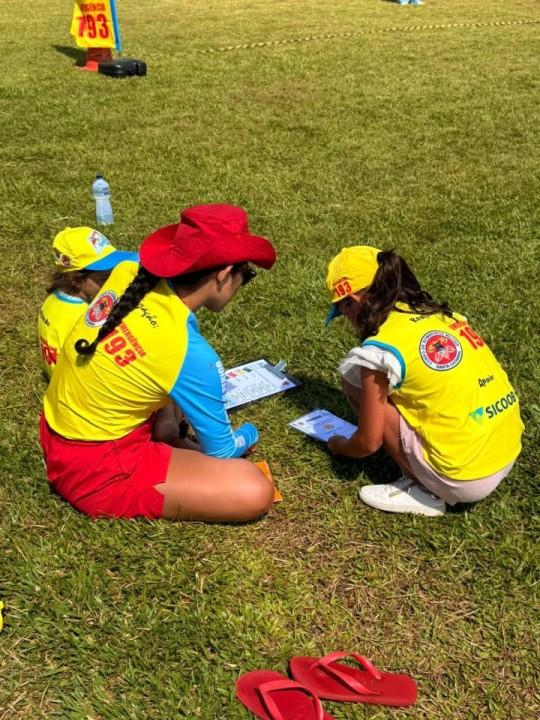 Crianças aprendendo sobre segurança aquática