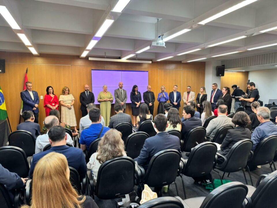 Representantes da ACAFE e comitiva chinesa em reunião