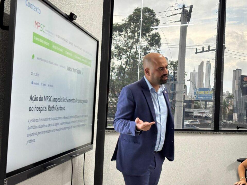 Imagem do Secretário da Saúde apresentando balanço do Hospital Ruth Cardoso