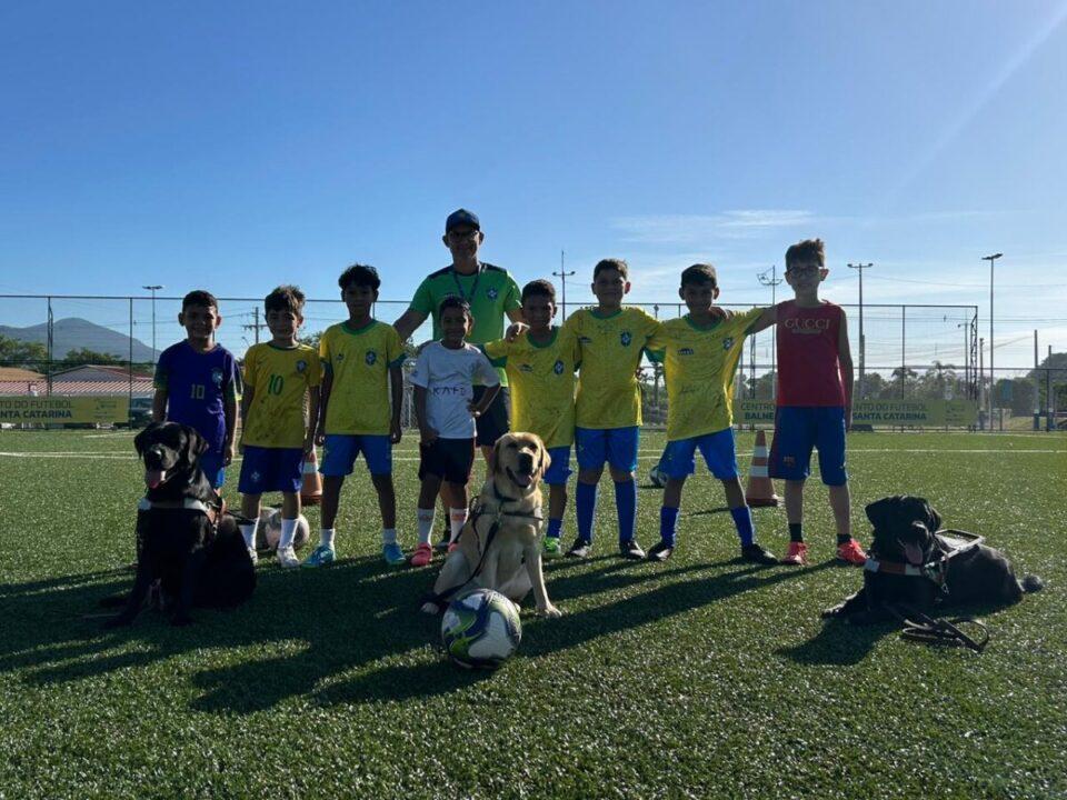 Cena do treinamento de cães guias no Centro de Desenvolvimento do Futebol de SC
