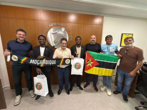 Representantes da Federação Moçambicana de Futebol e da FCF em reunião