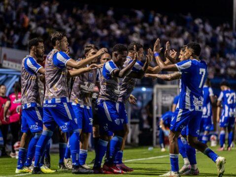Jogadores comemorando gol