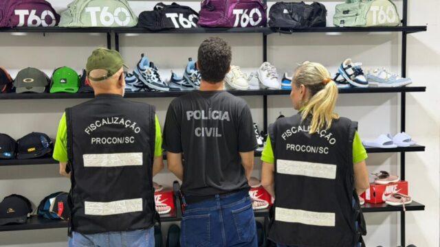 Produtos piratas apreendidos durante operação policial em Santa Catarina