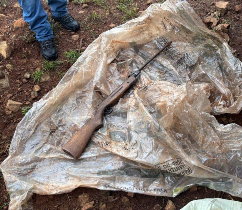Espingarda e munições enterradas durante operação policial