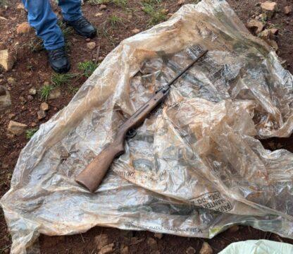 Arma de fogo e munições enterradas durante operação policial em Santa Catarina