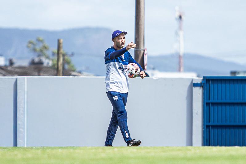 Jogadores de futebol se preparando para o confronto decisivo da Taça Acesc