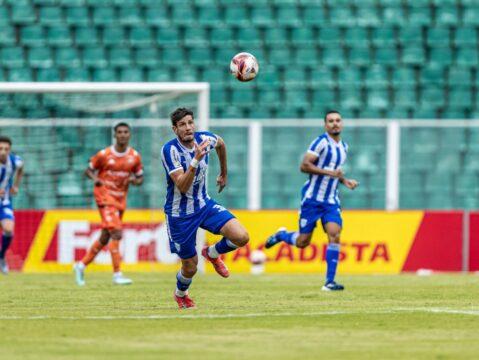 Jogadores em disputa pela bola