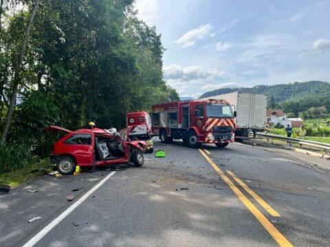 Equipe de resgate do CBMSC prestando socorro no local do acidente