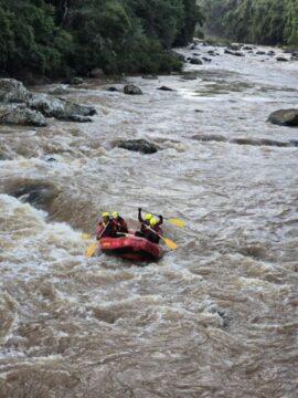 Bombeiros atuando em operação de resgate