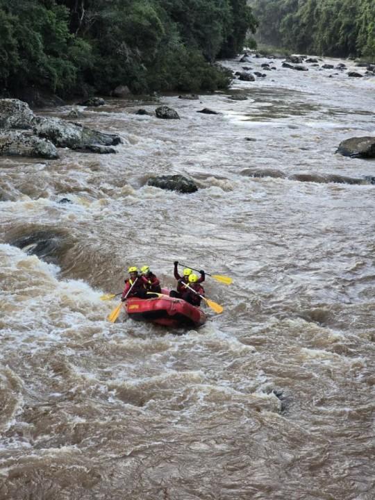 Bombeiros atuando em operação de resgate