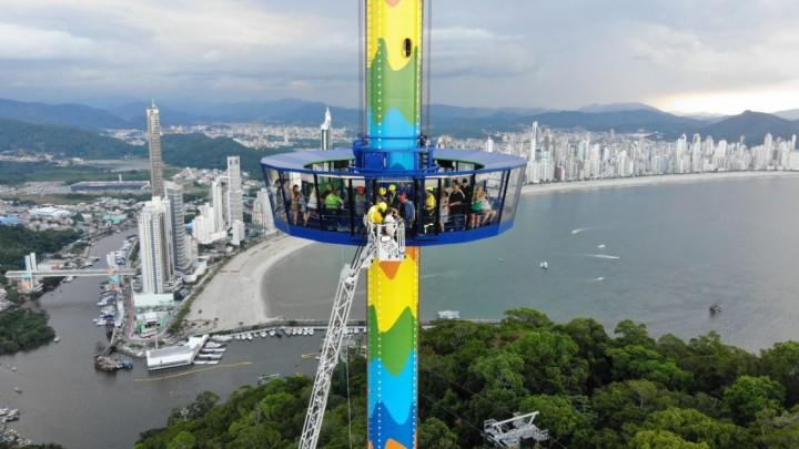 Bombeiros realizam resgate na Super Gyro Tower do Parque Unipraias