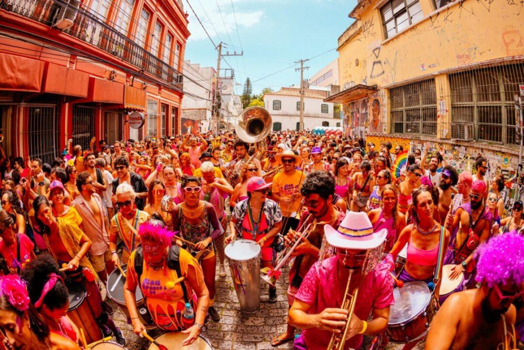 Foliões curtindo o Carnaval do Centro Leste em Florianópolis