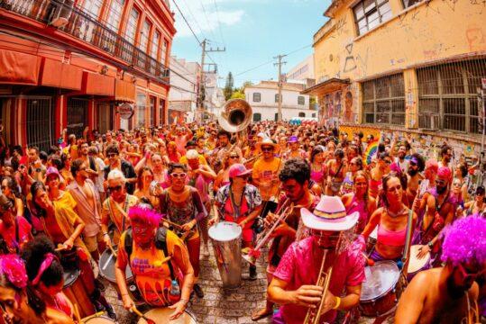 Foliões curtindo o Carnaval do Centro Leste em Florianópolis