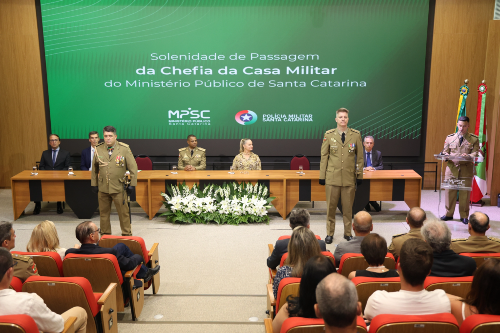 Coronel Alfredo Schuch assumindo a chefia da Casa Militar do MPSC