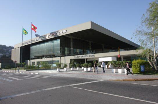 Imagem representativa dos debates e votações na Assembleia Legislativa de Santa Catarina sobre projetos sociais e inclusão social