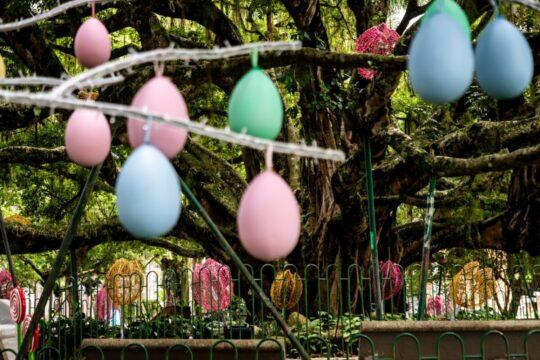Decoração temática de Páscoa em locais emblemáticos de Florianópolis