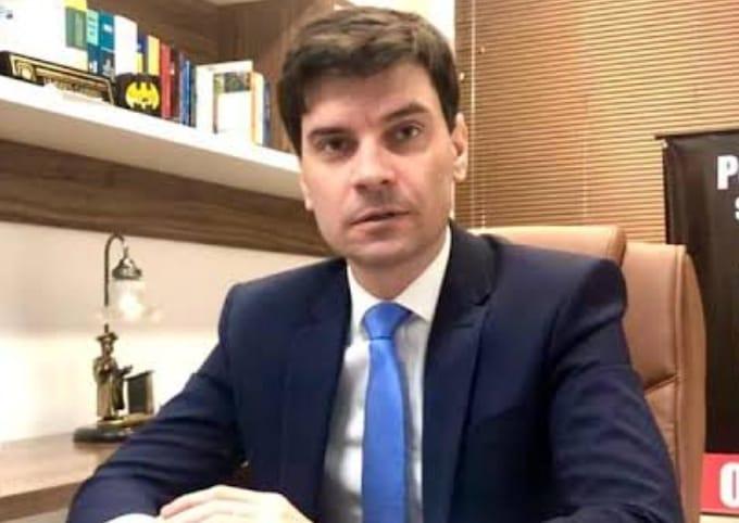 Imagem ilustrativa do delegado-geral Ulisses Gabriel sendo investigado pelo Ministério Público em relação ao caso do cão Orelha