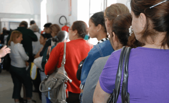 Paciente idoso aguardando exame oftalmológico