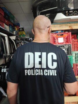 Empresário sendo preso durante operação policial