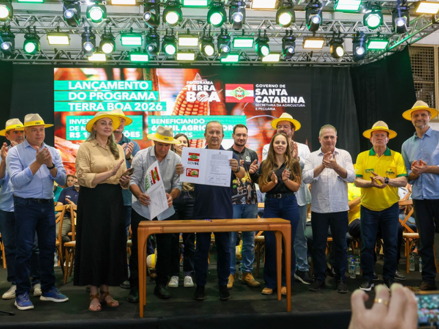 Governador Jorginho Mello e equipe durante anúncio do investimento