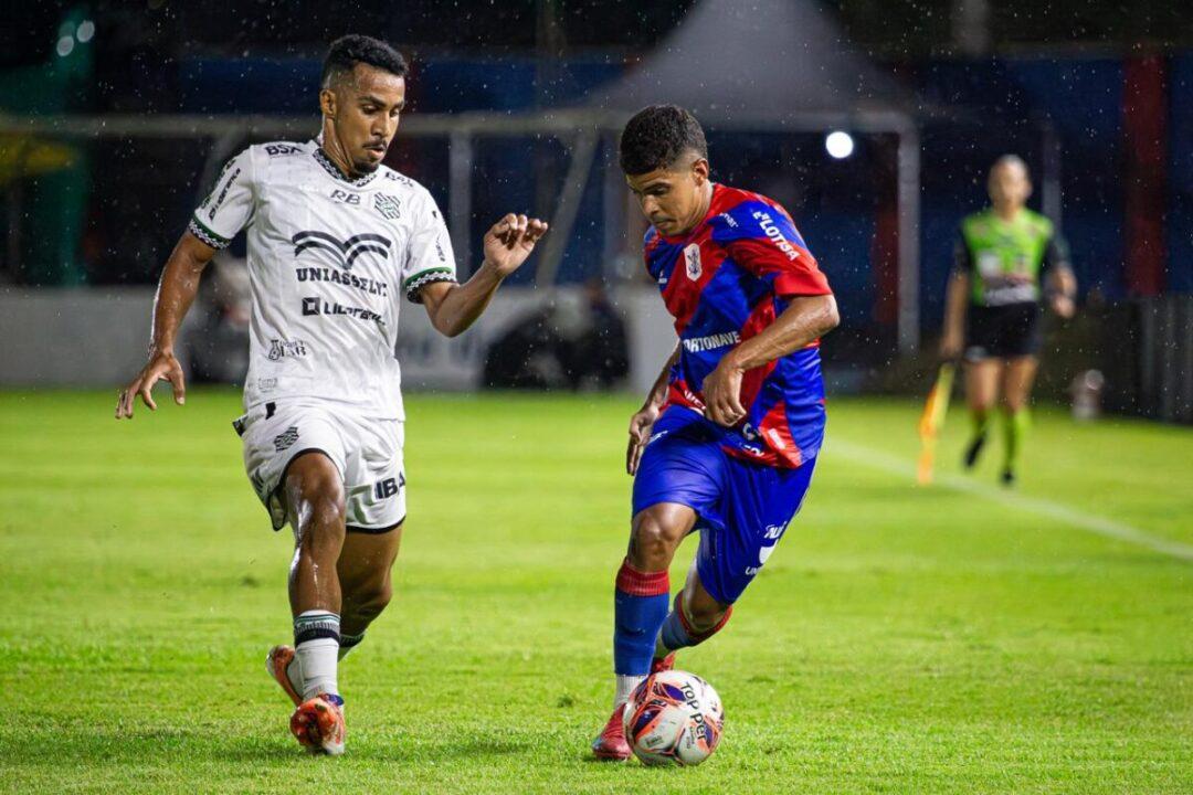 Equipe de futebol comemorando gol