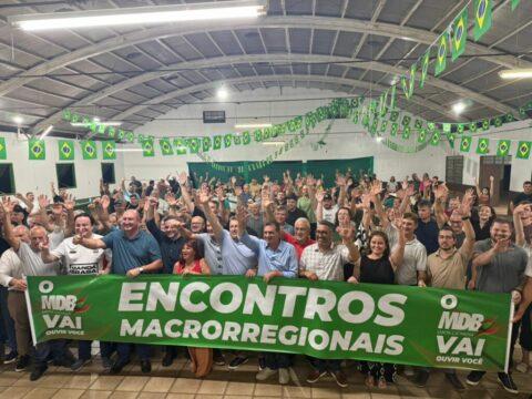 Executivos conversando sobre política