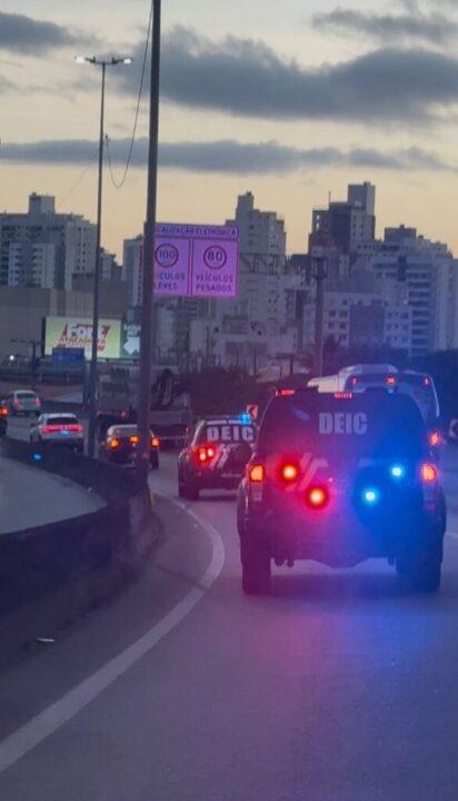 Criminosos presos durante operação policial