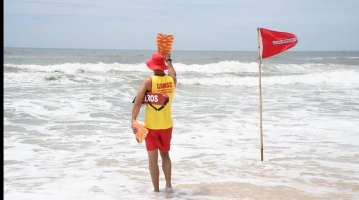 Guarda-vidas monitorando a praia