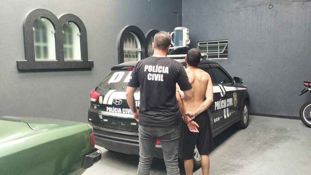 Homem sendo detido por policiais