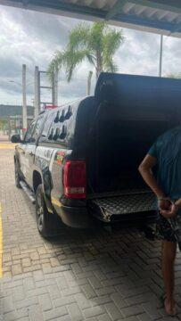 Homem sendo preso por policiais na Avenida Atlântica em Balneário Camboriú