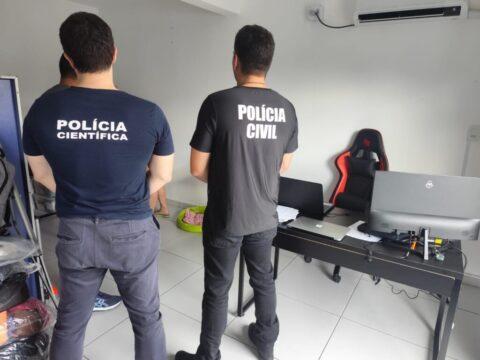 Homem sendo preso em flagrante pela polícia