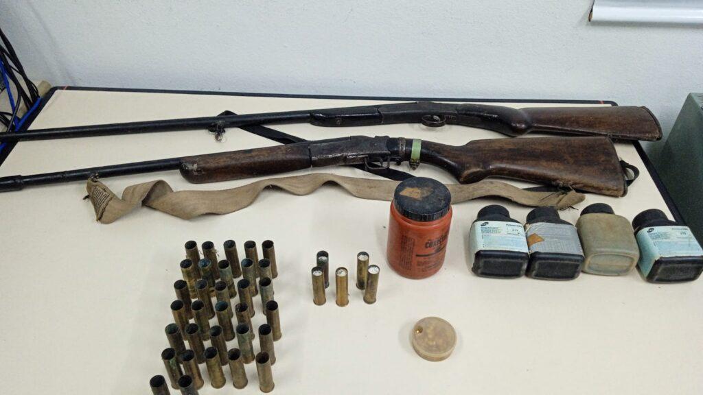 Homem de 76 anos sendo detido pela Polícia Civil de Santa Catarina por posse irregular de armas de fogo e munições em Joinville