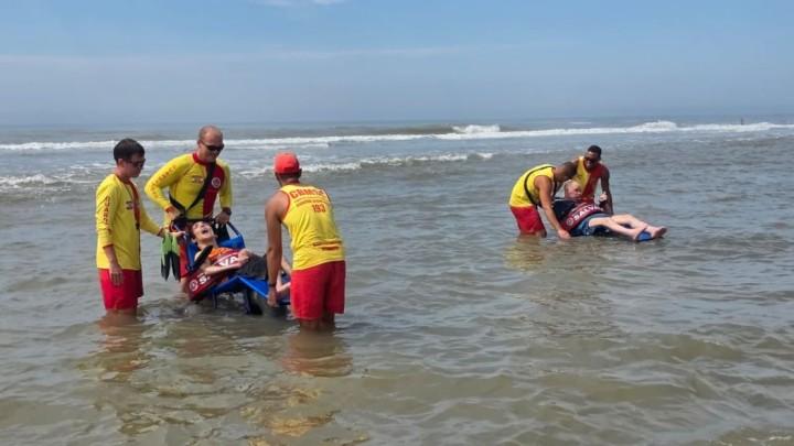 Cadeira anfíbia em uso na praia