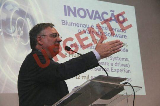 Raimundo Colombo liderando frente ampla ao governo de SC