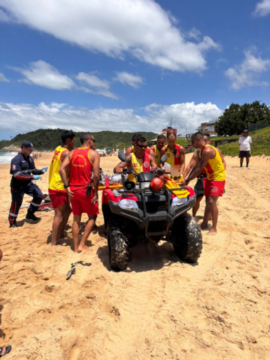 Equipes de Resgate e Guarda-Vidas Salvam Idoso em Afogamento