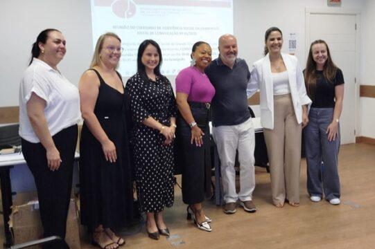 Mesa de reunião com gestores municipais