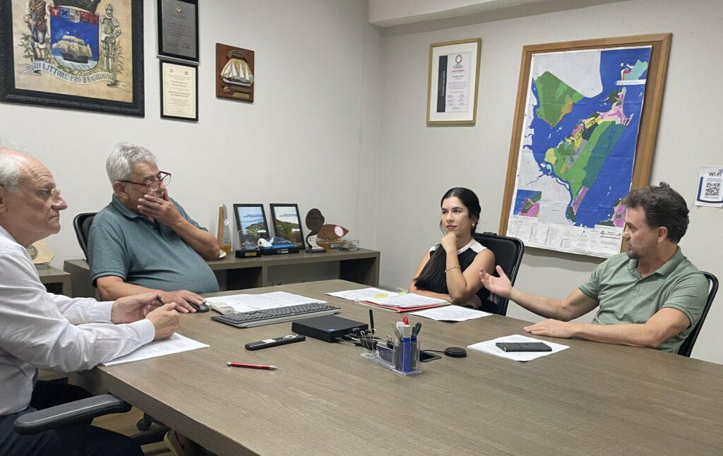 Reunião do Ministério Público de Santa Catarina (MPSC) e Ministério Público Federal (MPF) para avaliação da licença prévia de porto privado na Praia do Sumidouro