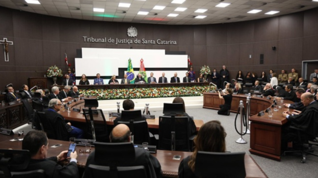 Desembargador Rubens Schulz assumindo a presidência do Tribunal de Justiça de Santa Catarina