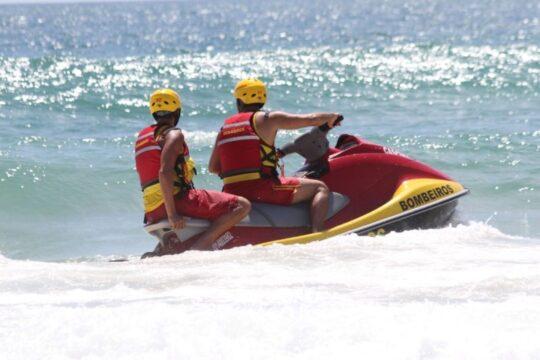 Guarda-vidas salvando na praia de Santa Catarina