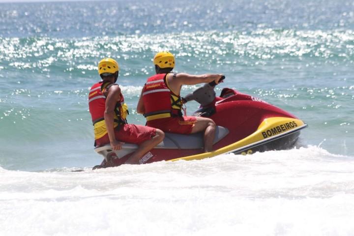 Guarda-vidas salvando na praia de Santa Catarina