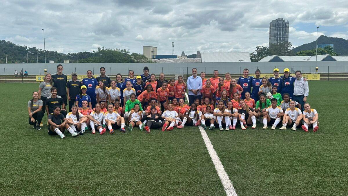 Seleção Brasileira Feminina Sub-15 em treinamento
